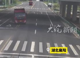 男子无证驾驶摩托车闯红灯 与半挂车迎面相撞